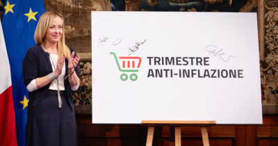 Copertina di Salari stagnanti che non compensano l’inflazione: i dati Inps. E le donne guadagnano il 30% in meno