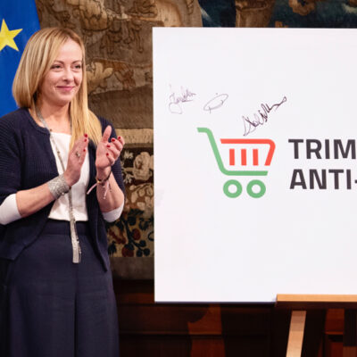 Copertina di Salari stagnanti che non compensano l’inflazione: i dati Inps. E le donne guadagnano il 30% in meno