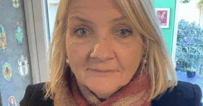 Copertina di “Mi sono ustionata con il caffè in aereo, è stato uno choc assoluto. Le hostess non avevano nulla per medicarmi”: Denise Elliot fa causa a Ryanair e ottiene un risarcimento di oltre 4 mila euro