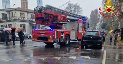 Copertina di Incendio all’ospedale Sacco di Milano: evacuati medici e pazienti. Semidistrutto l’archivio diagnostico e migliaia di cartelle cliniche bruciate