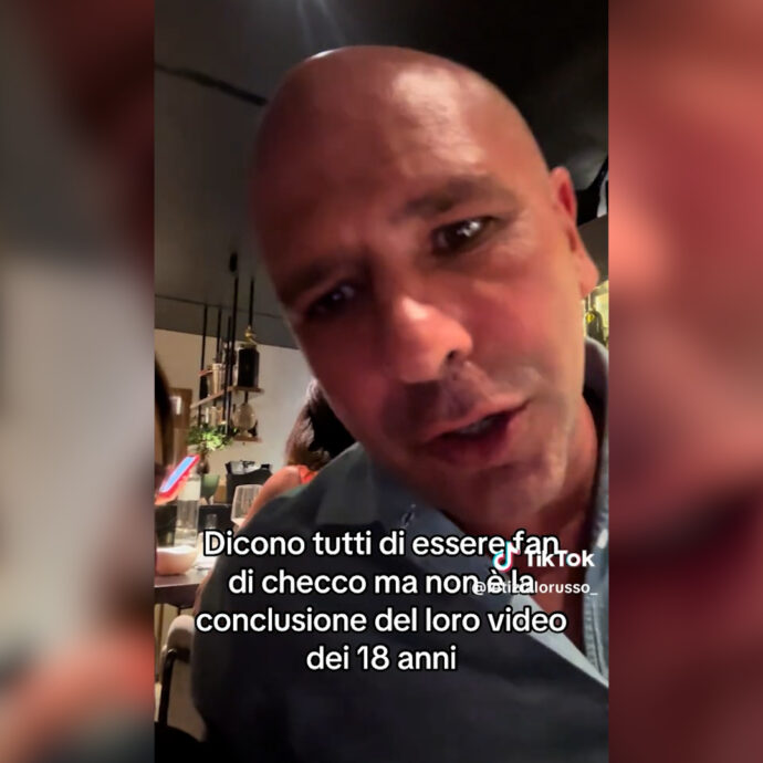 “A c**o eh, questa è la fortuna che hai”: Checco Zalone a sorpresa nel video di compleanno di una fan. La clip è virale