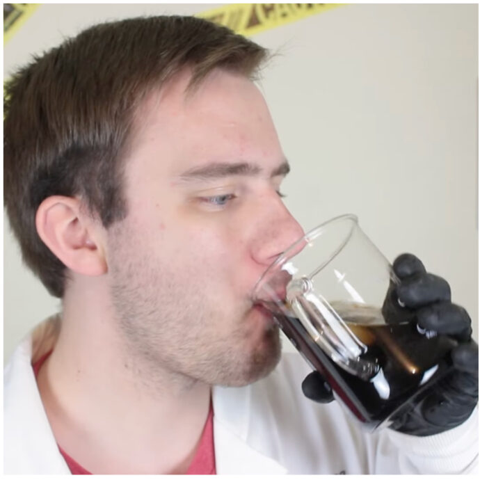 Svelato il mistero della Coca-Cola? Lo youtuber Zach Armstrong ne è certo: “Ecco qual è la miscela segreta”