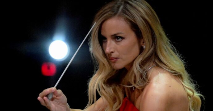 Copertina di Bacchetta tragica: mal-destra egemonia (da Venezi in giù)