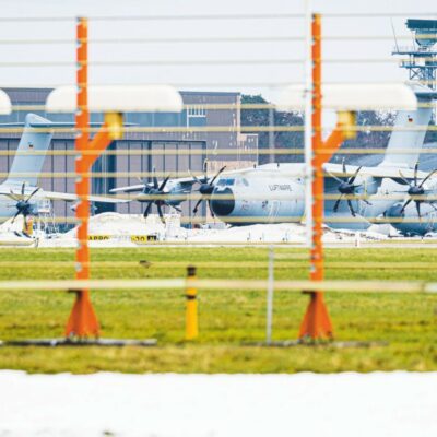 Copertina di Groenlandia, Macron e Merz sfidano Trump con le truppe: “L’isola è dell’Ue”