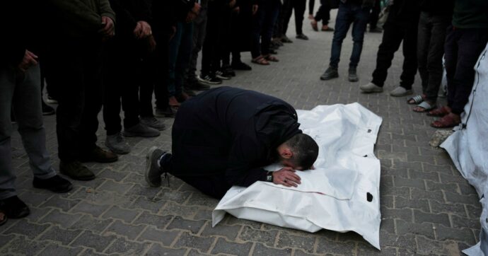 Copertina di La tregua è armata: raid Idf a Gaza e in Libano: 8 morti. Gli Usa: “Hamas disarmerà”