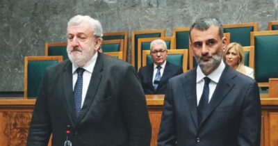 Copertina di Decaro mette Emiliano fuori dalla Giunta: farà il suo consigliere. Se il Csm approverà