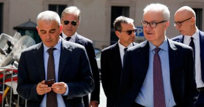 Copertina di Soggetti critici, delega di Meloni passa da Mantovano a Fazzolari