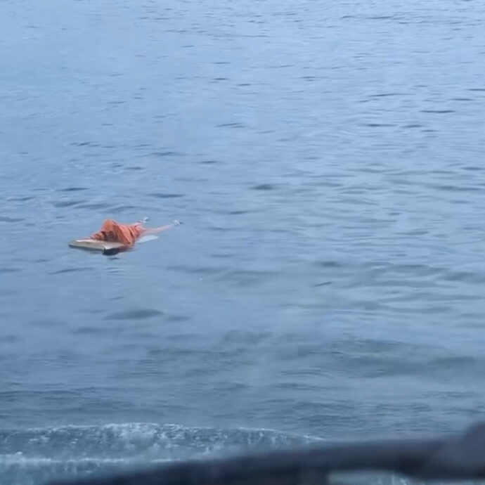 Pescatore si salva da un naufragio aggrappandosi alla porta di un frigorifero: recuperato dopo 17 ore alla deriva – Video