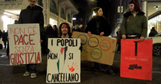 Copertina di La torcia olimpica arriva a Varese, contestazioni e cartelli pro Palestina: “Qui si gioca, a Gaza si muore”