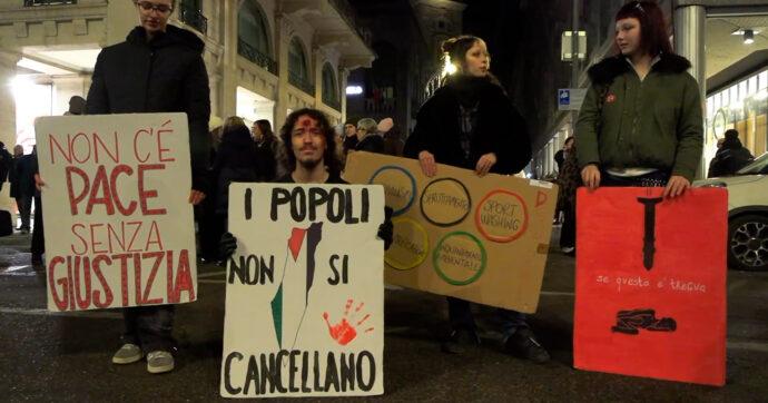 La torcia olimpica arriva a Varese, contestazioni e cartelli pro Palestina: “Qui si gioca, a Gaza si muore”