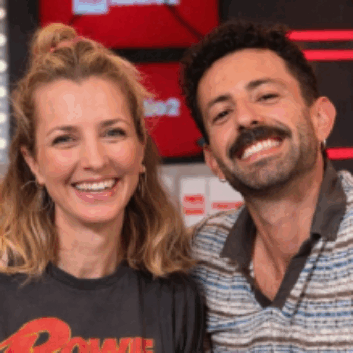 Regna il caos a Rai Radio 2, cosa sta succedendo? Dai tagli netti di programmi storici, ai cambi imprevisti al palinsesto e (sullo sfondo ma mica tanto) i problemi di budget