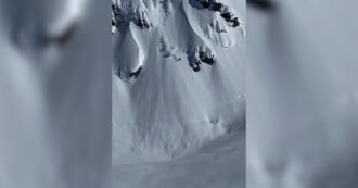 Copertina di Sciatore cade pericolosamente in una discesa freestyle: lo spettacolare incidente in Alaska – Video