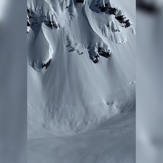 Sciatore cade pericolosamente in una discesa freestyle: lo spettacolare incidente in Alaska – Video