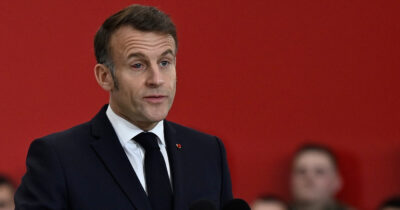 Copertina di Macron si presenta sul palco con un occhio rosso: “È quello della tigre, segno di determinazione” – Video