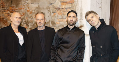 Copertina di “Nei club degli Anni 90 c’erano persone che si travestivano da donna il sabato e la mattina lavoravano in banca. Quando è morto Della Monica i Planet Funk hanno rischiato di scomparire”: parla Alex Neri