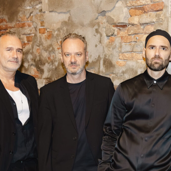 “Nei club degli Anni 90 c’erano persone che si travestivano da donna il sabato e la mattina lavoravano in banca. Quando è morto Della Monica i Planet Funk hanno rischiato di scomparire”: parla Alex Neri