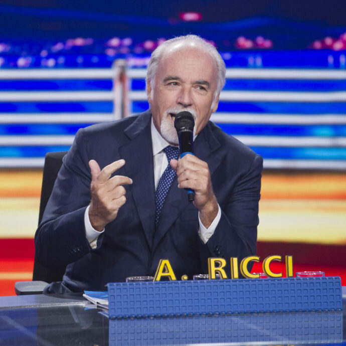 “La Meloni è cattolica? Allora protesti contro le guerre. A Striscia vedrete Maria De Filippi mettere le cacche a chi parcheggia nei posti dei disabili senza permessi con Giovannino e Tina Cipollari”: così Antonio Ricci