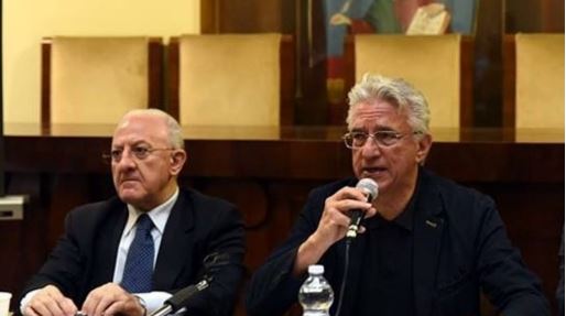 Salerno, il sindaco Napoli si dimette e apparecchia la tavola per il ritorno di Vincenzo De Luca