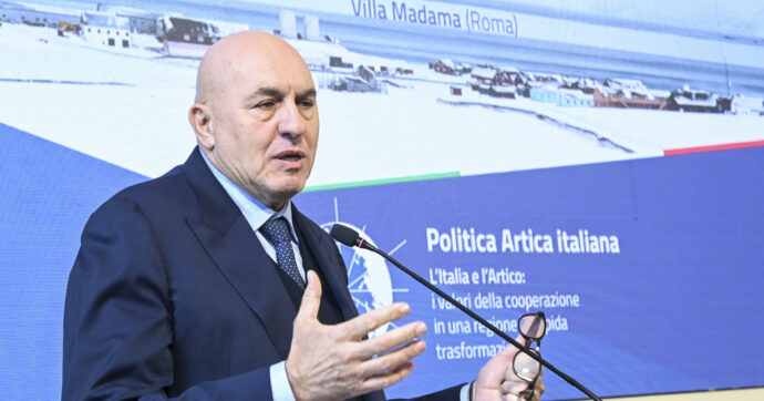 Artico, Crosetto: “La Russia sposterà lì le sue risorse militari. I 15 soldati mandati dall’Ue in Groenlandia? Una barzelletta”
