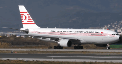 Copertina di Allarme bomba e paura a bordo di un aereo della Turkish Airlines: atterraggio d’emergenza all’aeroporto di Barcellona per un falso allarme bomba. La causa era un sms sospetto