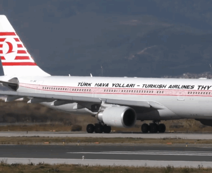 Allarme bomba e paura a bordo di un aereo della Turkish Airlines: atterraggio d’emergenza all’aeroporto di Barcellona per un falso allarme bomba. La causa era un sms sospetto