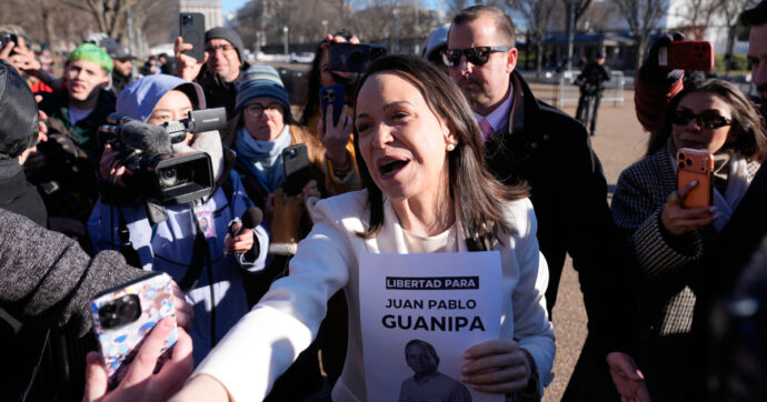 Venezuela, Machado regala il Nobel per la Pace a Trump. Lui: “Grazie, è per lavoro che ho svolto”