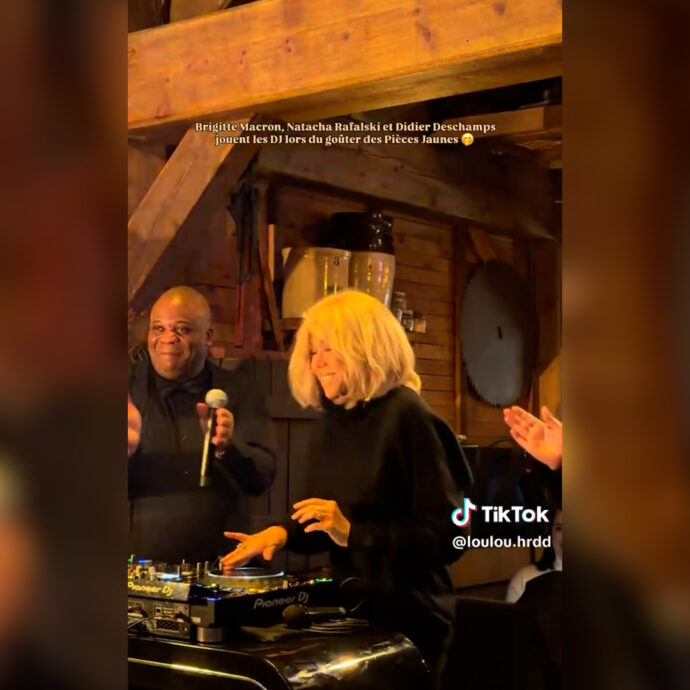 Brigitte Macron dj per un giorno: la première dame francese scatenata a Disneyland Paris – Video