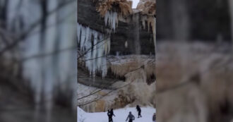 Copertina di Un pezzo di cascata ghiacciata si stacca all’improvviso: turisti salvi per un soffio – Video
