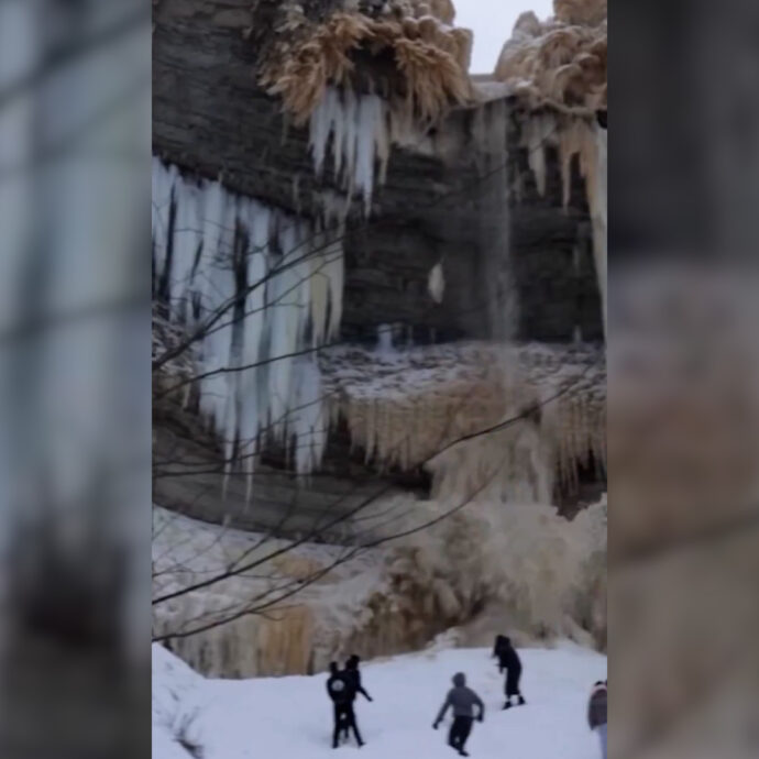 Un pezzo di cascata ghiacciata si stacca all’improvviso: turisti salvi per un soffio – Video
