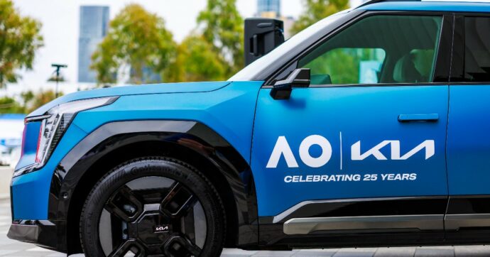Kia festeggia 25 anni agli Australian Open 2026 tra mobilità elettrica e fan experience