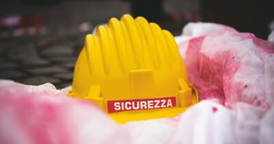 Copertina di Cade da piattaforma, muore operaio 55enne