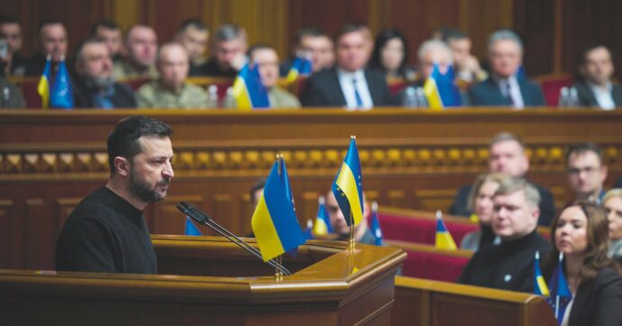 Copertina di  Un’Ue di serie B per avere l’Ucraina subito, ma  mignon. A Kiev si sveglia l’opposizione 