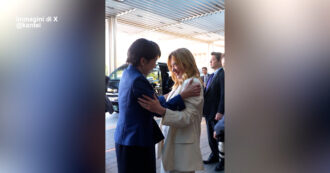 Copertina di La prima ministra giapponese Takaichi canta tanti auguri in italiano a Meloni, la premier: “È appena diventata la mia migliore amica”