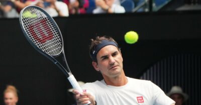 Copertina di Il tempo passa, la classe no: Federer torna in campo agli Australian Open e sfoggia un tennis incantevole | Video