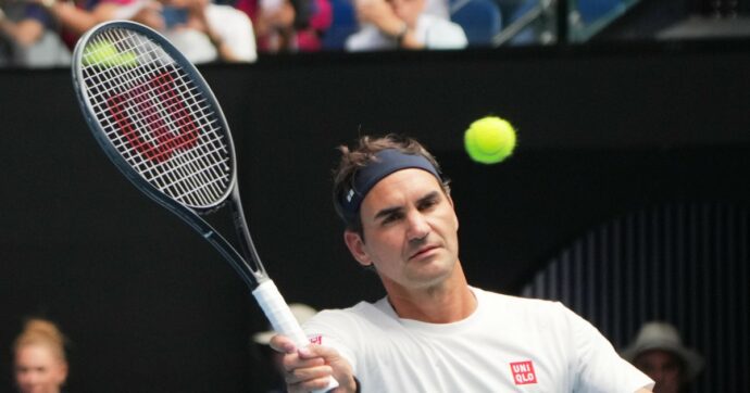 Il tempo passa, la classe no: Federer torna in campo agli Australian Open e sfoggia un tennis incantevole | Video