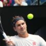 Copertina di Il tempo passa, la classe no: Federer torna in campo agli Australian Open e sfoggia un tennis incantevole | Video