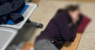 Copertina di Malato di tumore a terra in pronto soccorso a Senigallia: “Otto ore senza barella”. Pd-M5s: “Disumano e indegno”