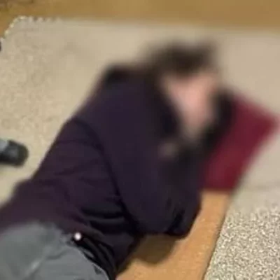 Copertina di Malato di tumore a terra in pronto soccorso: “8 ore senza barella”. Pd-M5s: “Disumano e indegno”