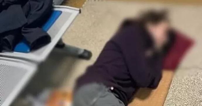 Malato di tumore a terra in pronto soccorso a Senigallia: “Otto ore senza barella”. Pd-M5s: “Disumano e indegno”