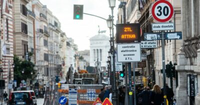 Copertina di Benissimo la zona a 30 km a Roma. Ma la strada verso la sicurezza stradale è lunghissima