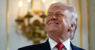 Copertina di Trump annuncia dazi al 10% per i Paesi europei che hanno inviato militari in Groenlandia: “Da loro gioco pericoloso”