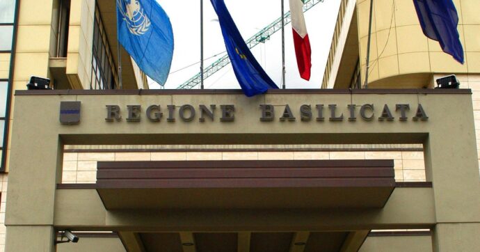 Ritorno dei vitalizi in Basilicata, i cittadini chiedono il referendum: “È un privilegio inaccettabile”