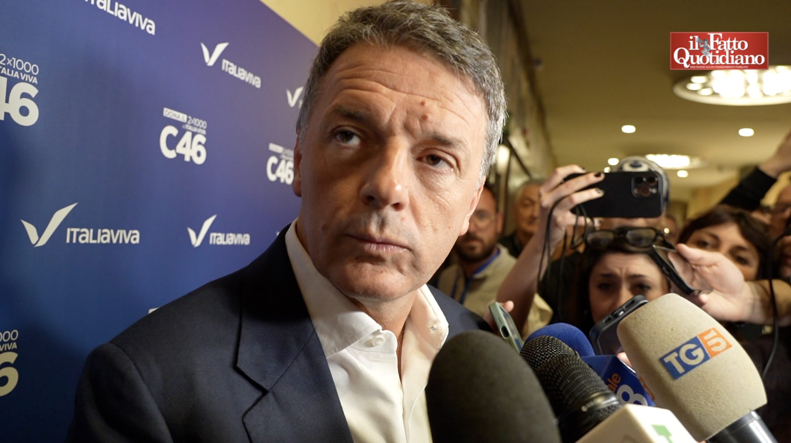 Referendum, Renzi evita le domande: “Ho già risposto”. Poi ai suoi dà “libertà totale” e dice “Oggi governano le toghe brune”