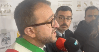 Copertina di Il sindaco de L’Aquila Biondi (FdI): “Io antifascista? No, al massimo anti-juventino”. Poi se la prende con il giornalista