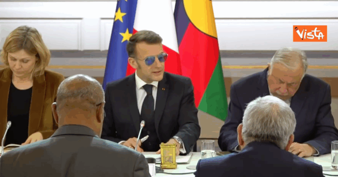 Macron all’Eliseo con gli occhiali da sole per un problema alla vista: “Mi scuso, dovrò indossarli per un po’”