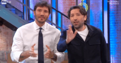 Copertina di “Scusaci se facciamo così schifo”: Stefano De Martino si rivolge direttamente al suo hater durante “Affari Tuoi”