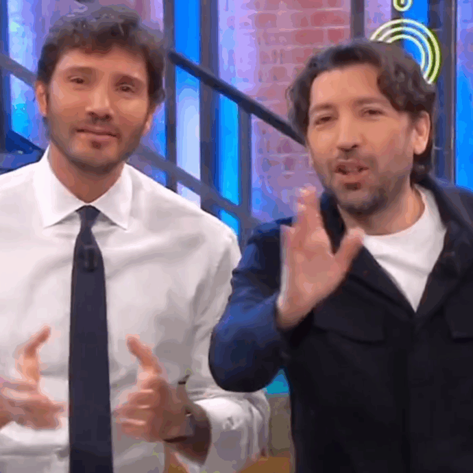 “Scusaci se facciamo così schifo”: Stefano De Martino si rivolge direttamente al suo hater durante “Affari Tuoi”