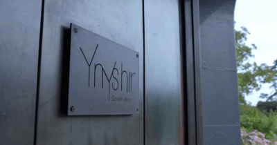 Copertina di Ha 2 stelle Michelin, ma solo una su cinque per le condizioni igieniche: il ristorante Ynyshir diventa un caso. Il proprietario ammette: “Forse non hanno tutti i torti…”