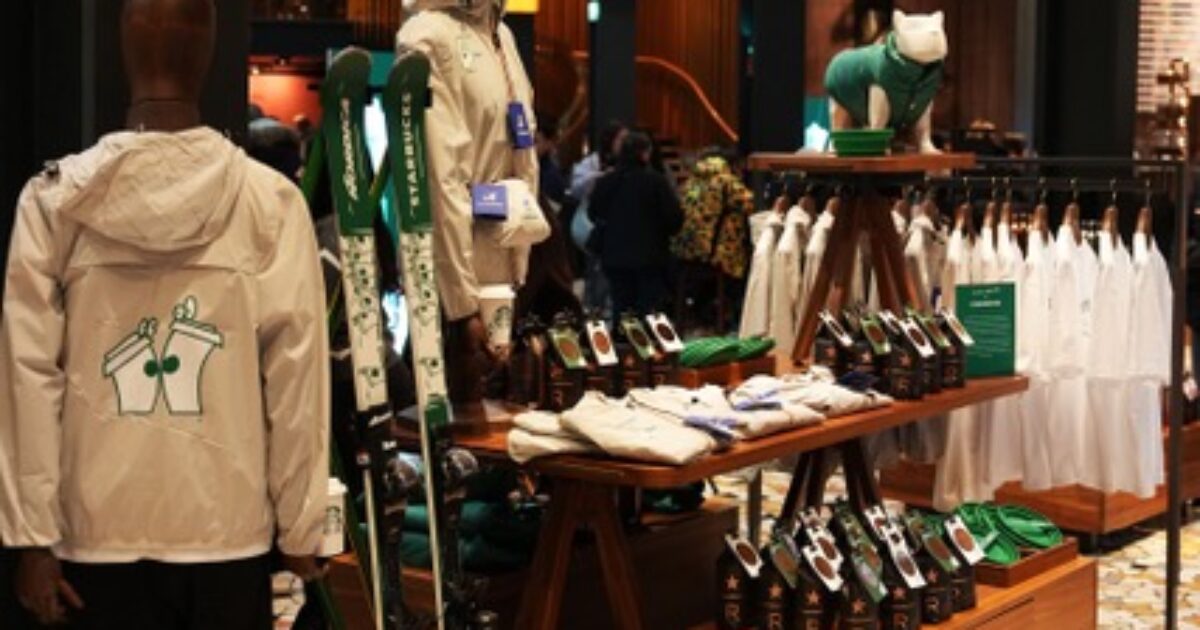 Dal frappuccino alla moda: Starbucks debutta alla Milano Fashion Week Uomo con “The House of Coffee”, la sua prima capsule (anche per cani)