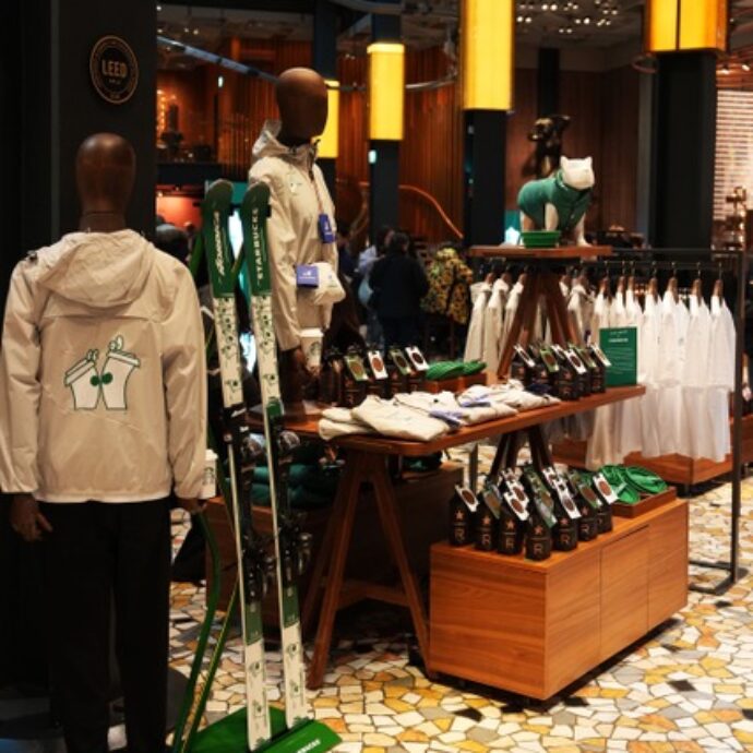 Dal frappuccino alla moda: Starbucks debutta alla Milano Fashion Week Uomo con “The House of Coffee”, la sua prima capsule (anche per cani)
